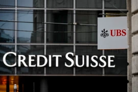 Logo các "đại gia" ngân hàng Thụy Sĩ UBS và Credit Suisse tại Basel. (Ảnh: AFP/TTXVN)
