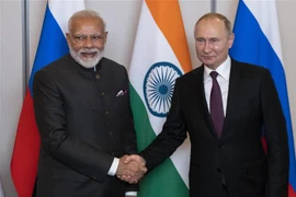 Tổng thống Nga Vladimir Putin (phải) và Thủ tướng Ấn Độ Narendra Modi trong một cuộc gặp. (Ảnh: AFP/TTXVN) 