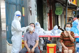 Lẫy mẫu xét nghiệm sàng lọc SARS-CoV-2 cho người dân thành phố Buôn Ma Thuột. (Ảnh: Tuấn Anh/TTXVN) 