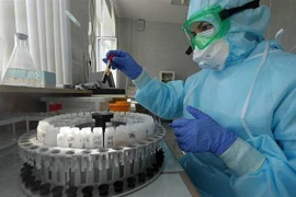 Nhân viên y tế xét nghiệm máu nhằm phát hiện virus gây bệnh COVID-19 tại bệnh viện ở Tatarstan, Nga ngày 8/5/2020. (Nguồn: TASS/TTXVN) 