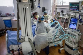 Nhân viên y tế điều trị cho bệnh nhân COVID-19 tại bệnh viện ở Tarzana, bang California, Mỹ. (Ảnh: AFP/TTXVN) 