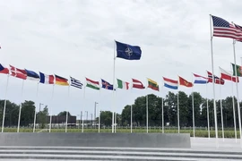 Cờ NATO và quốc kỳ các nước thành viên tại trụ sở NATO ở Brussels, Bỉ. (Ảnh: Kyodo/TTXVN)