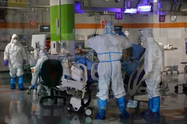 Nhân viên y tế chăm sóc bệnh nhân COVID-19 tại Trung tâm y tế Sheba ở Ramat Gan, gần Tel Aviv, Israel ngày 30/6/2020. (Nguồn: AFP/TTXVN) 