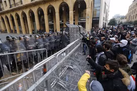 Người biểu tình xung đột với cảnh sát tại Beirut, Liban ngày 18/1/2020. (Nguồn: THX/TTXVN) 