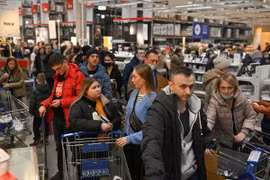 Khách hàng mua sắm tại một cửa hàng IKEA ở Omsk, Nga. (Nguồn: Reuters) 