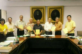 Giáo sư Chuan Petkaew (thứ hai, từ phải sang) tặng sách “Chủ tịch Hồ Chí Minh: Người đặt nền móng cho quan hệ Việt Nam - Thái Lan hiện đại” cho Viện Hàn lâm Hoàng gia Thái Lan. (Ảnh: TTXVN phát)