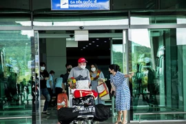 Hướng dẫn du khách Hàn Quốc về khu nghỉ dưỡng, bắt đầu chuyến du lịch 4 ngày 3 đêm tại Phú Quốc. (Ảnh: Hồng Đạt/TTXVN) 