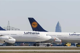 Máy bay của Hãng hàng không Lufthansa tại sân bay Frankfurt, Đức, ngày 23/3/2020. (Nguồn: AFP/TTXVN) 