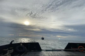 Tàu 911 lai kéo tàu SOKOL (quốc tịch Nga) vào Cảng Ba Ngòi, thành phố Cam Ranh ngày 9/12. (Nguồn: TTXVN phát) 