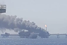 Khói lửa bốc ngùn ngụt tại hiện trường vụ nổ gây cháy trên giàn khoan dầu Ku-Alpha ở mỏ dầu Ku-Maloob-Zaap, ngoài khơi bờ biển Tabasco và Campeche trên Vịnh Mexico, ngày 23/8/2021. (Ảnh: Twitter/TTXVN) 