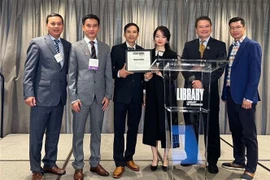 Đoàn Đại biểu Việt Nam nhận giải thưởng năm nay. (Ảnh: Kiều Trang/TTXVN)