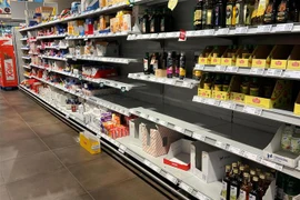 Giá cả tăng, nhiều mặt hàng thực phẩm khan hiếm tại một siêu thị ở Berlin, Đức. (Ảnh: Mạnh Hùng/TXTVN) 