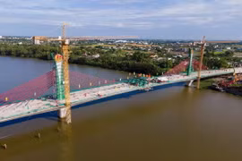 Cầu bắc qua sông Vàm Cỏ Tây - một trong những dự án giao thông trọng điểm của tỉnh Long An giai đoạn 2021-2025. (Nguồn: TTXVN phát)