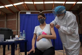 Tiêm vaccine ngừa COVID-19 cho phụ nữ mang thai tại Bogota, Colombia. (Ảnh: AFP/TTXVN) 