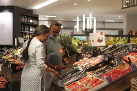 Người tiêu dùng mua sắm tại một siêu thị ở Frankfurt, Đức. (Ảnh: THX/TTXVN)