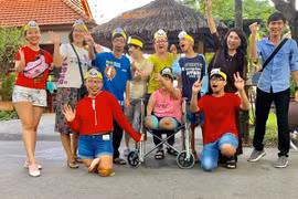 Các em nhỏ của Làng Hòa Bình. Làng Hòa Bình nằm trong khuôn viên bệnh viện Từ Dũ Thành phố Hồ Chí Minh là nơi cưu mang, nuôi dưỡng hơn 400 đứa trẻ khuyết tật đa số bị ảnh hưởng bởi chất độc da cam/dioxin. (Ảnh: TTXVN phát) 