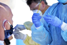 Nhân viên y tế lấy mẫu xét nghiệm COVID-19 tại Revere, Massachusetts (Mỹ) ngày 11/8/2020. (Nguồn: AFP/TTXVN) 