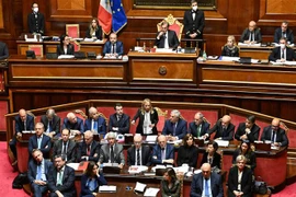 Thủ tướng Italy Giorgia Meloni (giữa, hàng hai, từ trên xuống) phát biểu tại phiên họp Thượng viện ở Rome ngày 26/10/2022. (Ảnh: THX/TTXVN) 