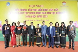 Phó Thủ tướng Trần Hồng Hà với các đại biểu. (Ảnh: Minh Đức/TTXVN)