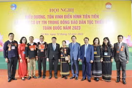 Phó Thủ tướng Trần Hồng Hà với các đại biểu. (Ảnh: Minh Đức/TTXVN)
