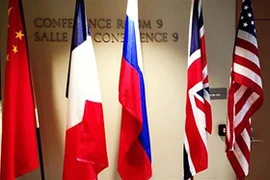 Quốc kỳ 5 quốc gia thành viên thường trực Hội đồng Bảo an Liên hợp quốc (từ trái sang): Trung Quốc, Pháp, Nga, Anh và Mỹ tại một hội nghị. (Ảnh: Culture Magazine/TTXVN) 