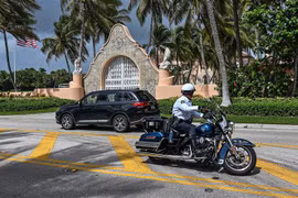 Lực lượng thực thi pháp luật được triển khai tại khu nghỉ dưỡng Mar-a-Lago của cựu Tổng thống Mỹ Donald Trump ở Palm Beach, bang Florida ngày 9/8/2022. (Ảnh: AFP/TTXVN) 
