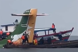 Hiện trường máy bay lao xuống hồ Victoria ở Tanzania ngày 6/11/2022. (Ảnh: NTV Kenya/TTXVN) 