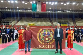 Ông Nguyễn Thành Vĩnh, Bí thư thứ nhất Đại sứ quán Việt Nam tại Italy chụp ảnh lưu niệm cùng Võ sư Phạm Xuân Tòng và các môn sinh tham gia giải đấu. (Ảnh: Trường Dụy/TTXVN) 