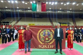 Ông Nguyễn Thành Vĩnh, Bí thư thứ nhất Đại sứ quán Việt Nam tại Italy chụp ảnh lưu niệm cùng Võ sư Phạm Xuân Tòng và các môn sinh tham gia giải đấu. (Ảnh: Trường Dụy/TTXVN) 