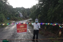 Một chốt kiểm soát dịch COVID-19 ở Bình Phước. (Ảnh: K GỬIH/TTXVN) 