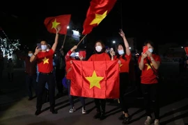 Khi chốt kiểm soát dịch COVID-19 tại quảng trường Sao Đỏ được gỡ bỏ, người dân Chí Linh mừng rỡ reo hò. (Ảnh: Mạnh Minh/TTXVN) 