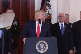 Tổng thống Mỹ Donald Trump (giữa) trong bài phát biểu tại Washington, DC ngày 8/1/2020. (Nguồn: THX/TTXVN) 