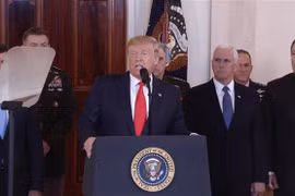 Tổng thống Mỹ Donald Trump (giữa) trong bài phát biểu tại Washington, DC ngày 8/1/2020. (Nguồn: THX/TTXVN) 