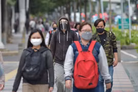 Người dân đeo khẩu trang phòng dịch COVID-19 tại Jakarta, Indonesia, ngày 4/2/2022. (Ảnh: THX/TTXVN) 
