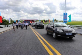 Phương tiện lưu thông qua cầu Cây Ổi sau lễ thông xe. (Ảnh: Lê Đức Hoảnh/TTXVN) 