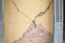 Vết nứt xuất hiện tại trụ sở Ủy ban Nhân dân xã Nà Mường, huyện Mộc Châu sau trận động đất xảy ra vào trưa 27/7. (Ảnh: Hữu Quyết/TTXVN) 