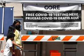Một điểm xét nghiệm COVID-19 tại Los Angeles, bang California, Mỹ. (Ảnh: AFP/TTXVN) 