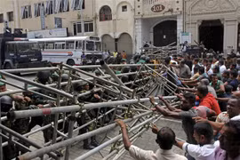 Người biểu tình cố phá rào chắn của cảnh sát trong cuộc biểu tình ở Colombo, Sri Lanka, ngày 6/7/2022. (Ảnh: AFP/TTXVN) 