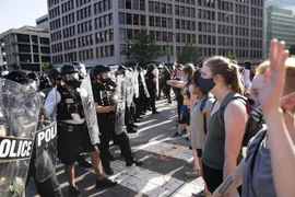 Cảnh sát được triển khai nhằm ngăn người biểu tình phản đối nạn phân biệt chủng tộc, tại Washington D.C., Mỹ ngày 31/5/2020. (Nguồn: THX/TTXVN) 