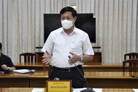 Thứ trưởng Bộ Y tế Đỗ Xuân Tuyên, Phó Trưởng ban chỉ đạo Quốc gia phòng, chống dịch COVID-19, phát biểu tại buổi làm việc. (Ảnh: Thanh Sang/TTXVN) 