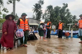 Toàn bộ người già, phụ nữ và trẻ em ở xã đảo Tam Hải, huyện Núi Thành, Quảng Nam đã được đưa vào bờ. (Ảnh: Đoàn Hữu Trung/TTXVN) 