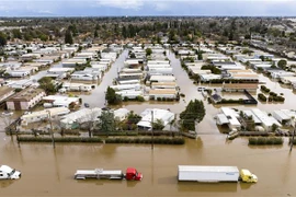 Nhà cửa bị nước lũ nhấn chìm do ảnh hưởng của bão tại Merced, bang California, Mỹ ngày 10/1/2023. (Ảnh: AFP/TTXVN)