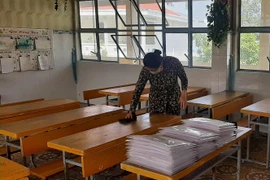 Cán bộ, giáo viên vệ sinh phòng học. (Ảnh: Tuấn Kiệt/TTXVN) 