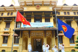 Nghi thức thượng cờ ASEAN dịp kỷ niệm 55 năm Ngày thành lập ASEAN ngày 8/8/2022. (Ảnh: Văn Điệp/TTXVN)