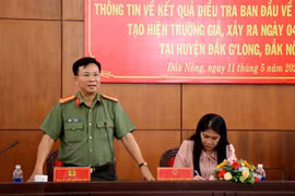 Đại tá Hồ Văn Mười, Giám đốc Công an tỉnh Đắk Nông, thông tin tại buổi họp báo. (Ảnh: Ngọc Minh/TTXVN) 