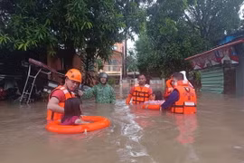 Lực lượng cứu hộ sơ tán người dân khỏi khu vực ngập lụt do bão Ewiniar tại tỉnh Quezon, Philippines ngày 26/5/2024. (Ảnh: AFP/TTXVN)