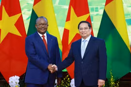 Thủ tướng Phạm Minh Chính hội kiến Tổng thống Cộng hòa Guinea-Bissau Umaro Sissoco Embaló. Ảnh: Dương Giang – TTXVN