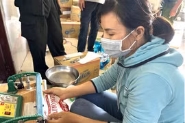 Bà Đinh Thị Đoan ở xã Sông Trầu Trảng Bom, tỉnh Đồng Nai đang thực hiện đóng gói giả nhãn hiệu bột ngọt Ajinomoto và hạt nêm hiệu Knorr. (Ảnh : TTXVN phát) 