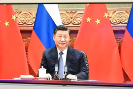 Chủ tịch Trung Quốc Tập Cận Bình trong một cuộc gặp trực tuyến với Tổng thống Nga Vladimir Putin. (Ảnh: AFP/TTXVN) 