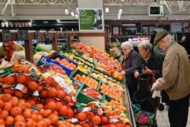 Người dân mua thực phẩm tại siêu thị ở Saint-Etienne, Pháp. (Ảnh: AFP/TTXVN) 